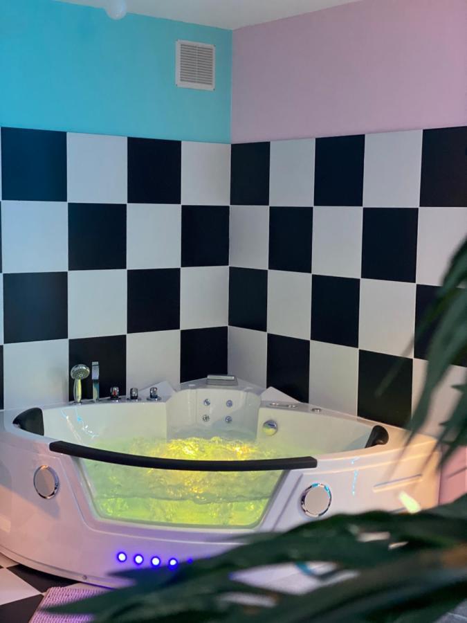 Capsule Miami Vice - Jacuzzi - Billard - Ecran Cinema & Netflix - Ping-Pong - Nintendo & Jeux- Lievin Εξωτερικό φωτογραφία