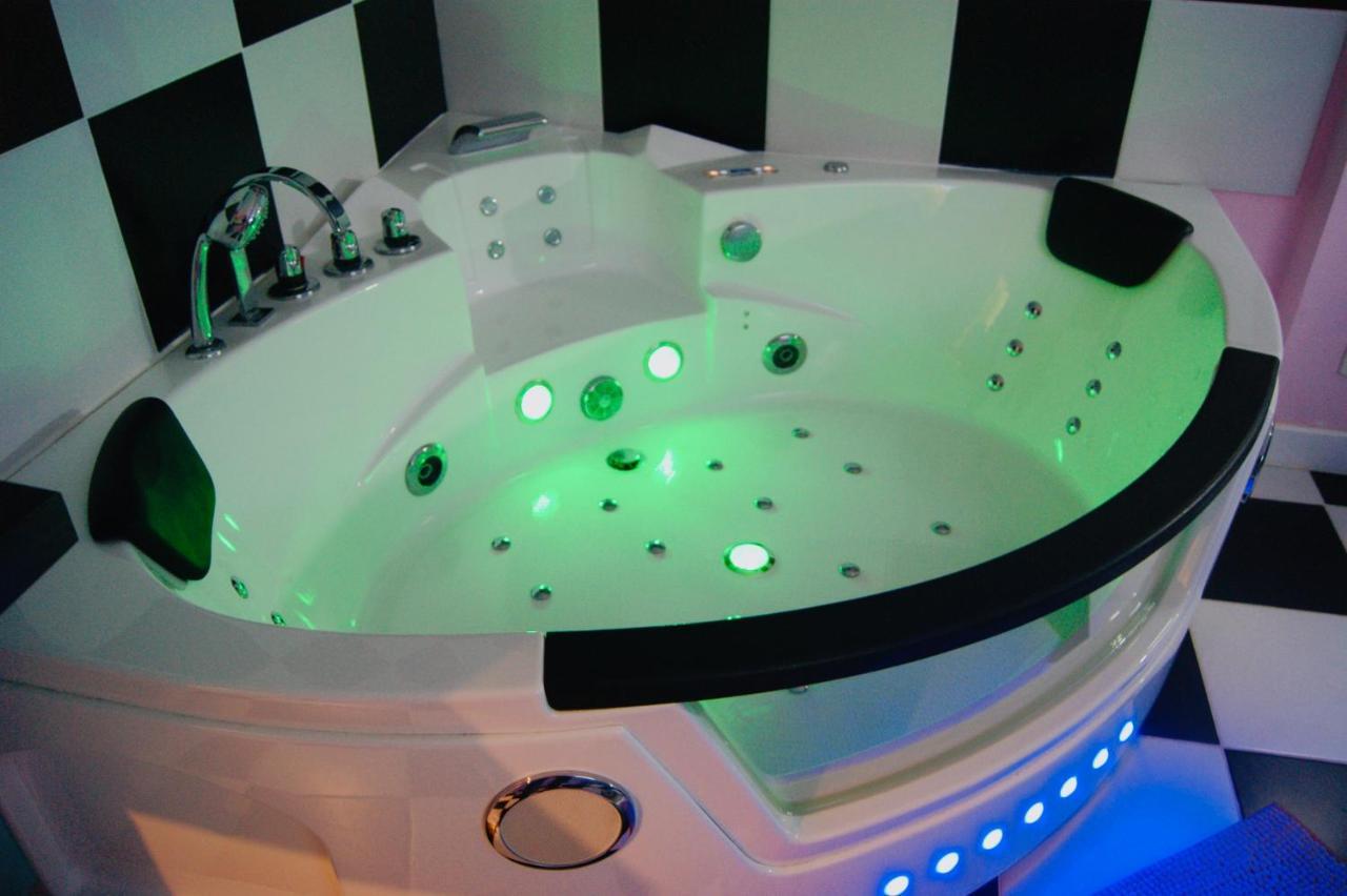 Capsule Miami Vice - Jacuzzi - Billard - Ecran Cinema & Netflix - Ping-Pong - Nintendo & Jeux- Lievin Εξωτερικό φωτογραφία